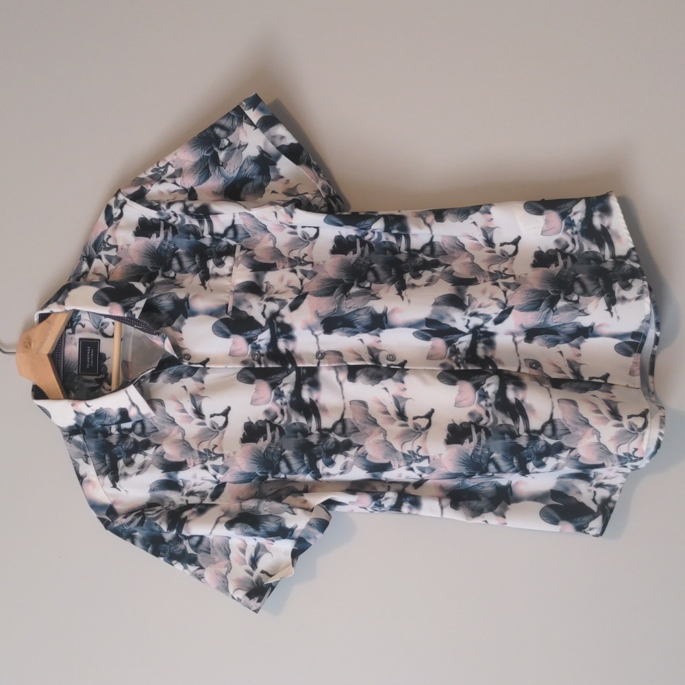 7Diamonds Floral Button Down